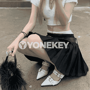 Zenanlaryň moda stiletto sandallary.