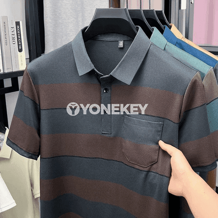 Erkekler üçin zolakly polo futbolka, ýeňil we gündelik stil