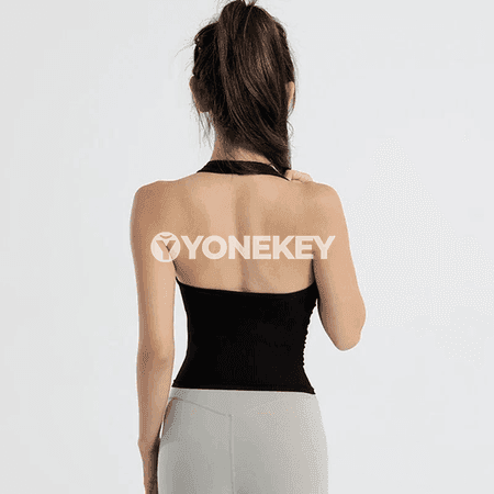 Aýallar üçin sport tank-top: açyk arka, ýeňil we tiz guradýan bra