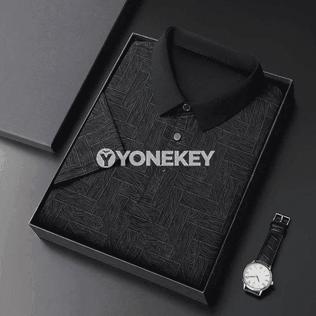 Erkekler üçin geometrik nagyşly ýeňil polo köýnek, tomuslyk rahat model