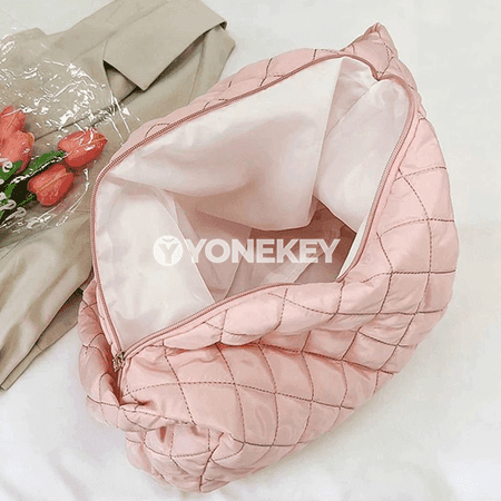 Zenanlar üçin uly ýyly quilted egin sumka, ýeňil moda model