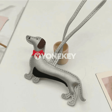 Redli galstukly taksa şekilli deri açar asylgy