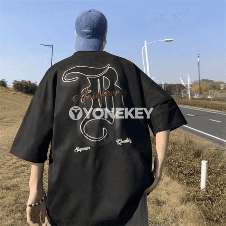Ýeňil ýazly ýazgyly retro erkek futbolkasy, giň kesim