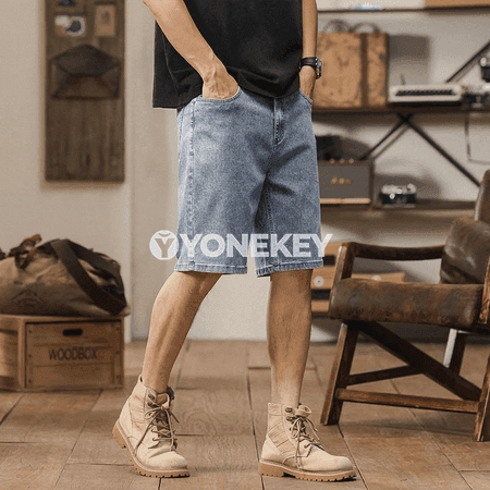 Erkekler üçin tomusky giň denim şortik, dyza çenli moda görnüş