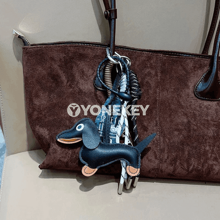 Sausage Dog görnüşli sumka bezegi we açara dakylýan brelok