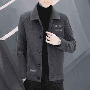 Erkekler üçin niýetlenen ýeňil we ykjam palto.