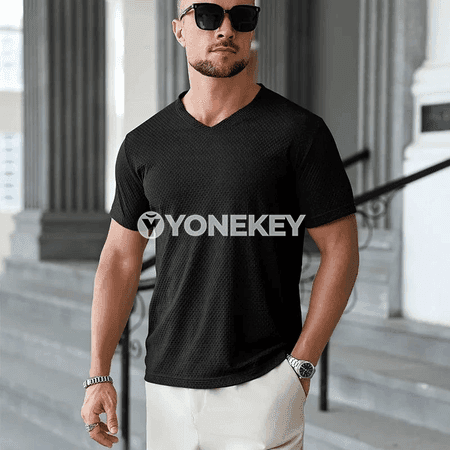 Erkekler üçin haky reňkli ýeňil V boýun futbolka, ýaz-geýim