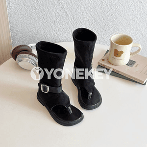 Gyzlar üçin niýetlenen täze dizaýnly owadan basanoşkalar.