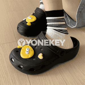 Gyzlar üçin niýetlenen öňi ýapyk şypbyk.