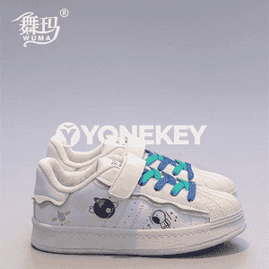 Oglanjyklara niýetlenen sport aýakgaplary.