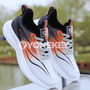 Erkekler üçin niýetlenen owadan moda sport aýakgaplary.