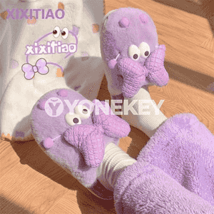 Gyzlar üçin niýetlenen gyş öý aýakgap.