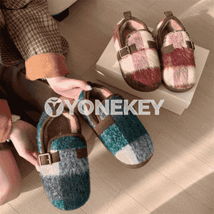 Gyzlaryň birkenstock aýakgaplary.