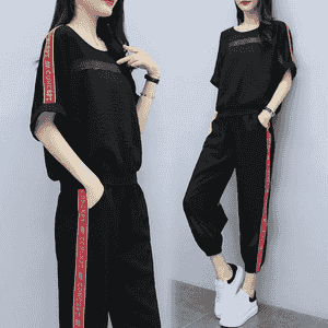 Gyzlar üçin niýetlenen komplekt sport eşigi.