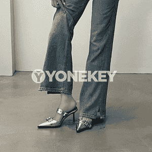 Zenanlaryň moda stiletto sandallary.