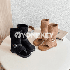 Gyzlar üçin niýetlenen täze dizaýnly owadan basanoşkalar.