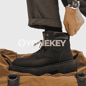 Erkekler üçin niýetlenen gyşda geýilýän owadan moda aýakgaplar.