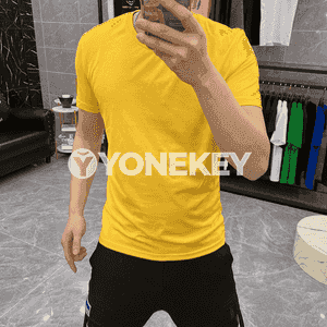 Erkekler üçin niýetlenilen ýeňi kelte futbolka.