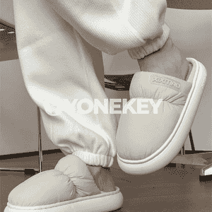 Oglanlar üçin öý aýakgap.