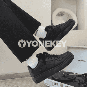 Erkekler üçin niýetlenen sport aýakgaplary.