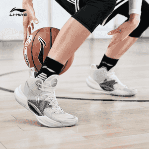 Erkekler üçin basketbol krasowkasy.