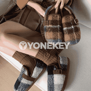 Gyzlaryň birkenstock aýakgaplary.