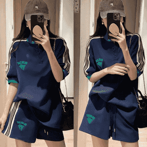 Zenanlar üçin niýetlenen komplekt futbolka+şortik