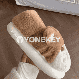 Gyzlaryň pişijek şekilli gyş öý aýakagplary.