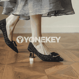 Gyz-gelinler üçin ökçeli kowüşler.