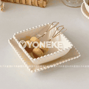Aşhanada ulanmak üçin tabaklar 
