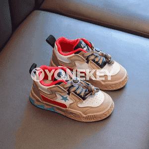 Gyzjagazlara niýetlenen garyşyk reňkli berk krasowkalar.