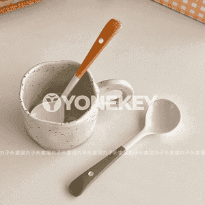 Aşhanada ulanmak üçin keramika çemçe  