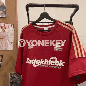 Gyzlar üçin gysga ýeňli futbolka