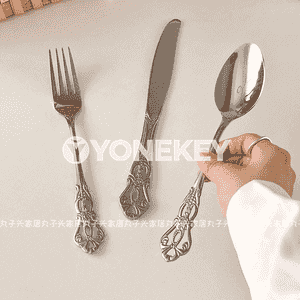 Aşhanada ulanmak üçin  çemçe, pyçak we wilka.
