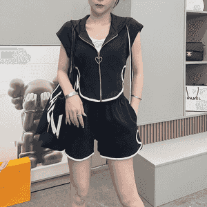 Zenanlar üçin niýetlenen täze stil komplekt futbolka+şortik 