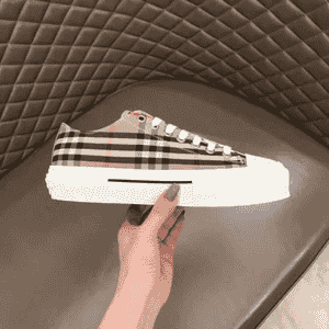 Erkekler üçin niýetlenen  Burberry brendli kedy.