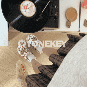 Gyz-gelinler üçin niýetlenen arkasy açyk şypbyklar
