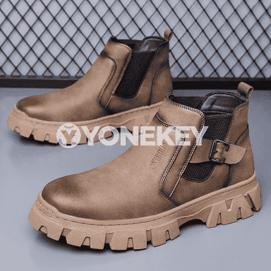 Erkekler üçin niýetlenen gyş paslynda, geýilýän moda aýakgaplar.