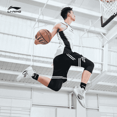 Erkekler üçin basketbol krasowkasy.