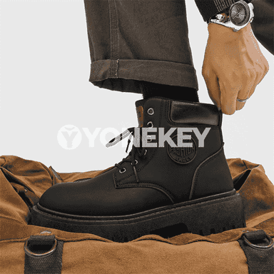 Erkekler üçin niýetlenen gyşda geýilýän owadan moda aýakgaplar.