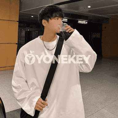 Erkekler üçin uzyn ýeňli futbolka.