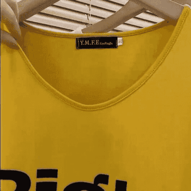 Zenanlar üçin futbolkalar.