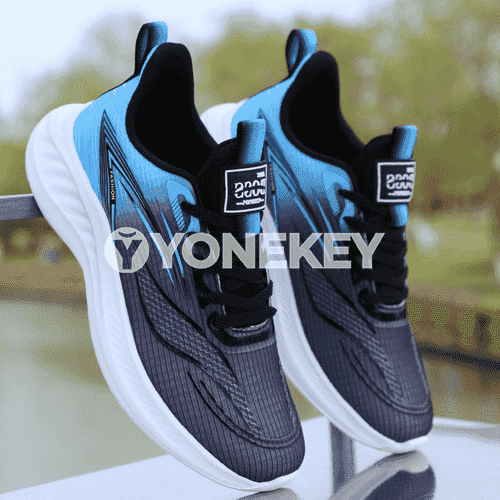 Erkekler üçin niýetlenen owadan moda sport aýakgaplary.