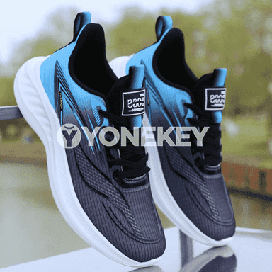 Erkekler üçin niýetlenen owadan moda sport aýakgaplary.