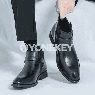 Erkekler üçin niýetlenen gyş paslynda geýilýän, moda aýakgaplar.