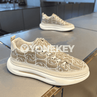 Erkekler üçin niýetlenen moda sport aýakgaplary.