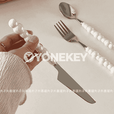 Täze dizaýnda çemçe-pyçak