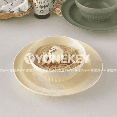 Koreý stilindäki tabak we tarelka