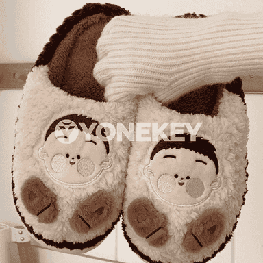 Gyzlar üçin niýetlenen gyş öý aýakgap.