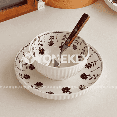 Aşhanada ulanmak üçin tarelka